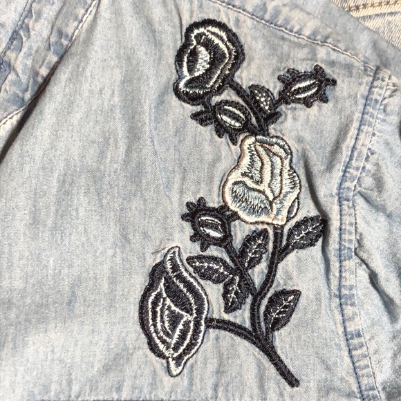 Embroidered denim blouse size medium - Picture 7 of 7